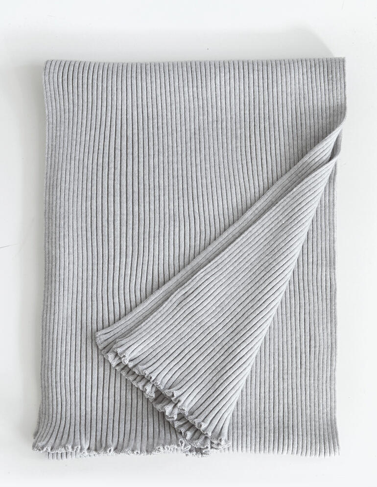 Châle plis de 3 en 1 en gris, soigneusement plié et prêt à l'utilisation.