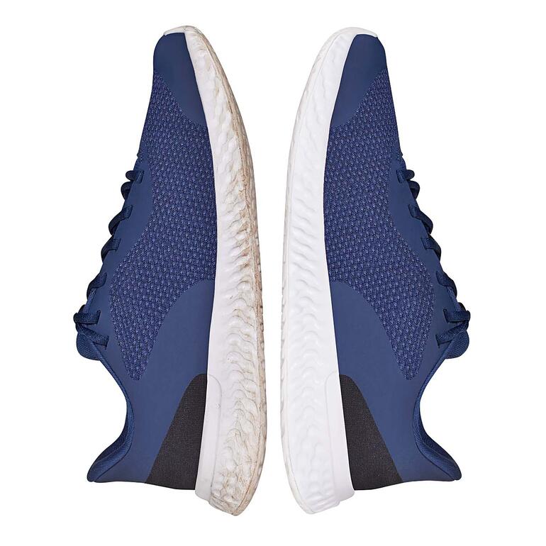 Nettoyant pour chaussures « White 4 Shoes Plus » Deux paires de chaussures en bleu et blanc côte à côte sur un fond blanc.