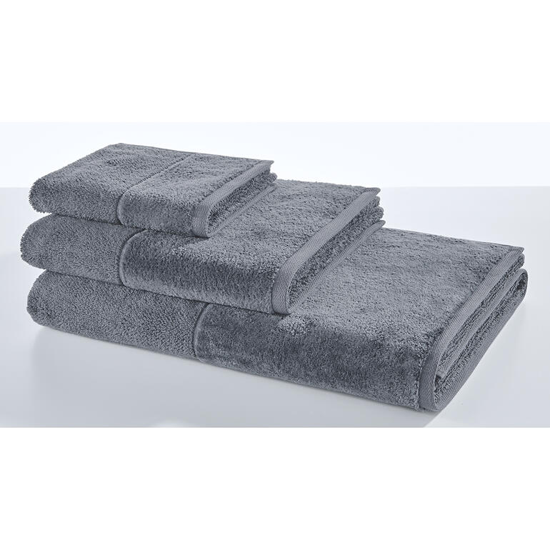 Anthracite Serviettes de bain gris foncé sur une table brillante