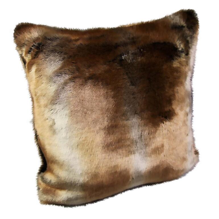 Coussin en fausse fourrure de zibeline de couleur brune, doux et moelleux.