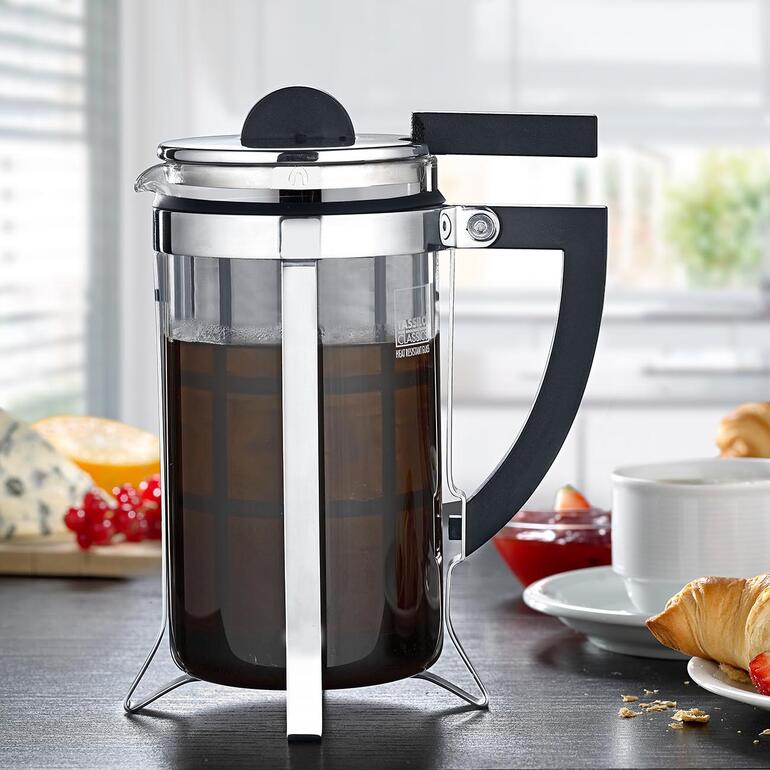 Cafetière design French-Pull sur une table de cuisine avec des tasses à café.