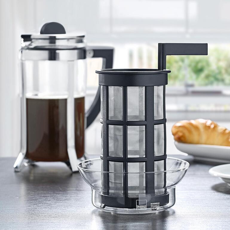 Cafetière design French Pull Cafetière française et filtre sur une table avec des pâtisseries.