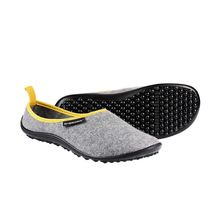 Chausson en feutre de laine leguano en gris avec bord jaune et semelle antidérapante.