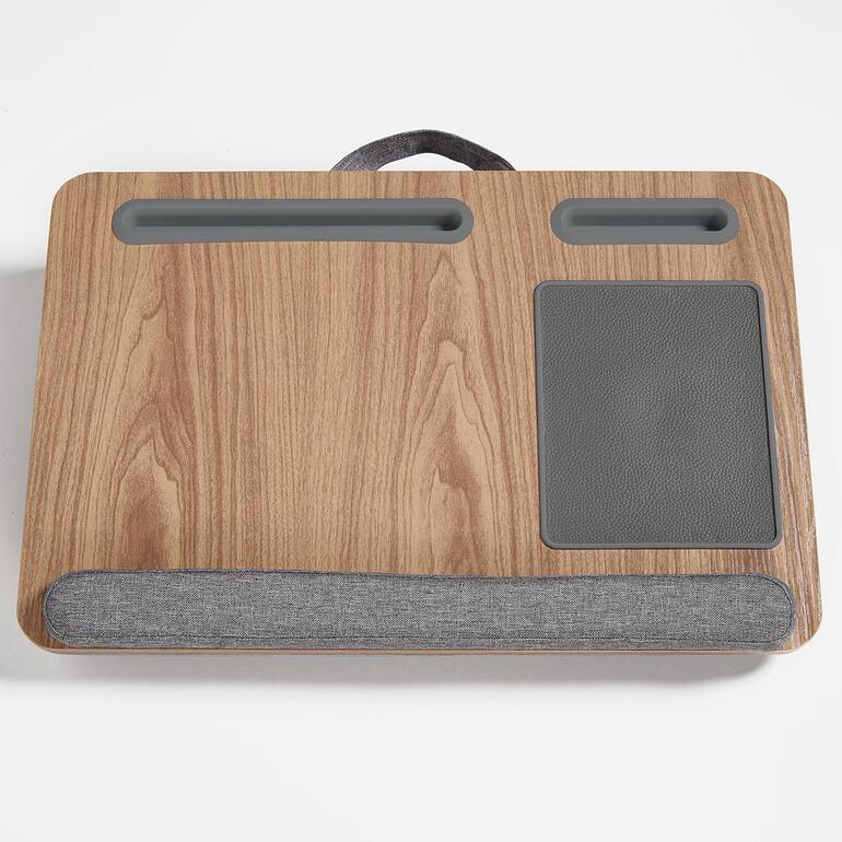 Avec un repose-poignets rembourré, 2 fentes pour maintenir vos appareils mobiles en place, ainsi qu’un tapis de souris intégré. Support en bois pour ordinateur portable avec rembourrage en tissu gris.