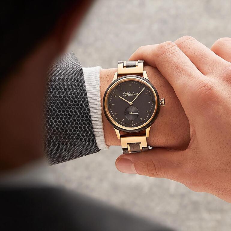 Montre en chêne de tourbière pour hommes Montre pour homme en chêne noir, élégante au poignet.