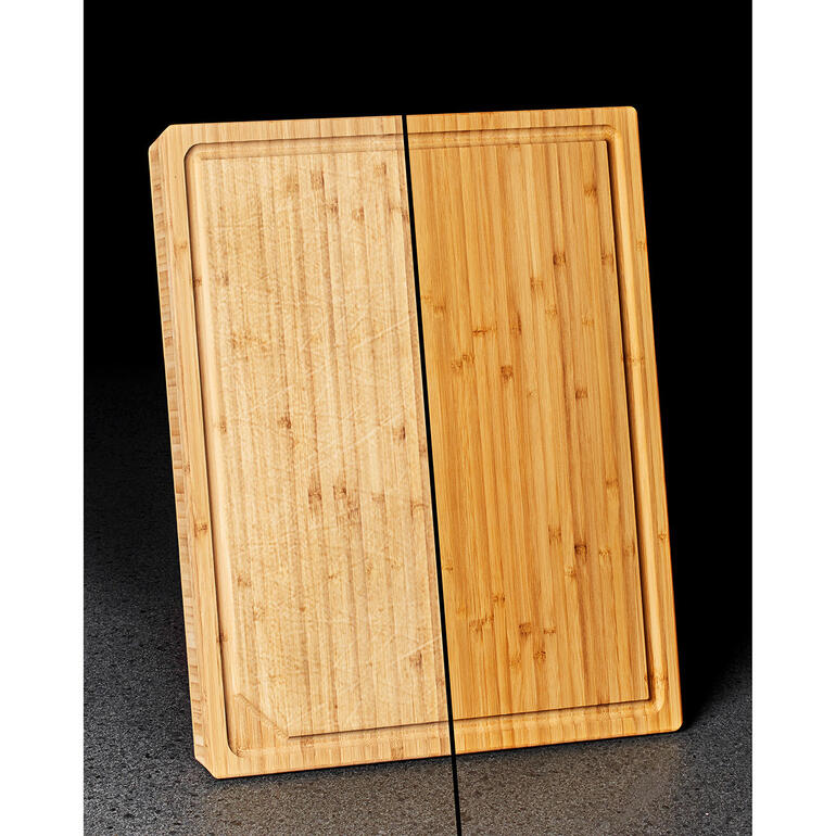 Vos planches en bois précieuses sont de nouveau parfaitement nettoyées, lissées et protégées. Planche à découper en bois avec surface poncée sur fond sombre.
