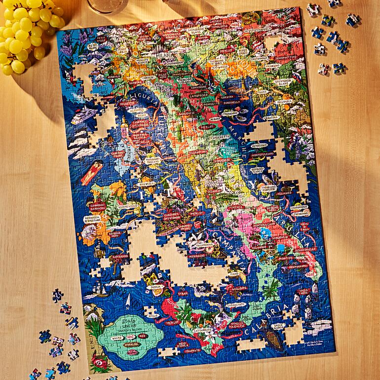 Puzzle de vin inachevé avec de nombreux morceaux sur une table en bois.