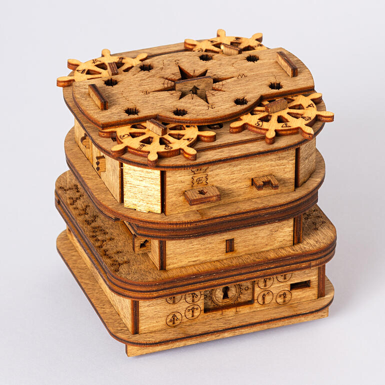 Cluebox empilée avec des éléments décoratifs et des motifs, style rustique.