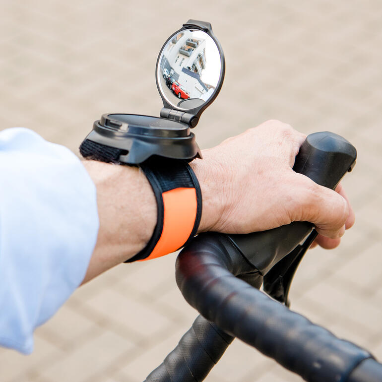 Miroir de vélo au poignet avec bracelet lumineux.