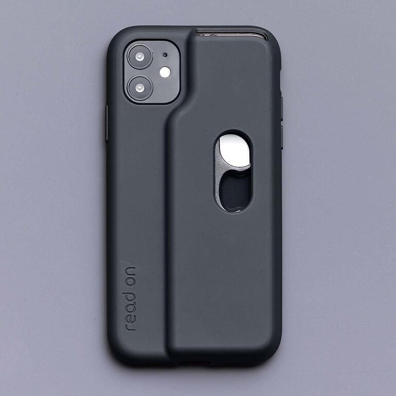 La housse de téléphone Read on est disponible en 4 tailles : pour iPhone XR/iPhone 11, pour iPhone 12/iPhone 12 Pro, pour iPhone 13 et pour iPhone 13 Pro Max.