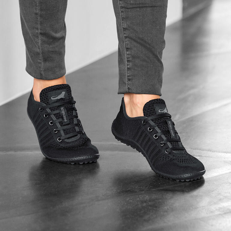 Baskets Barfuß-leguano en noir, portées par une personne.
