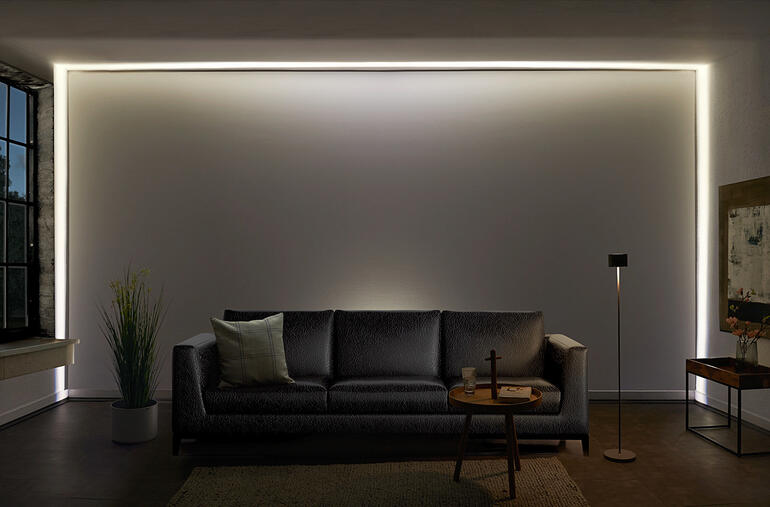 Lampe à effet LED au-dessus d'un canapé moderne