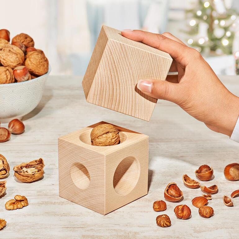 Cubes en bois avec une noix sur une table.