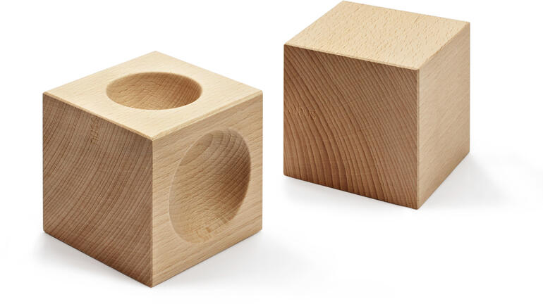 Casse-noix NUSSKUBUS Deux blocs en bois, dont un avec une découpe pour les noix.