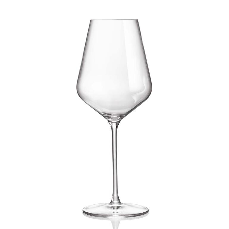 Le secret de l’ingénieux verre « One for all » tient dans sa forme sophistiquée avec des proportions précises. Un seul verre à vin sur un fond blanc.