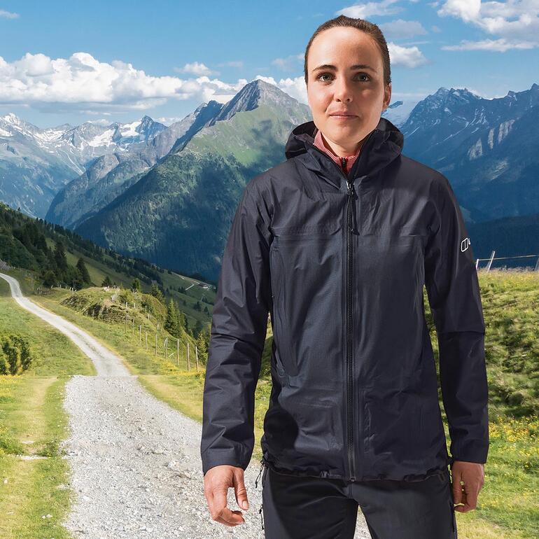 Femme portant la veste Berghaus Hyper Alpha dans la montagne.