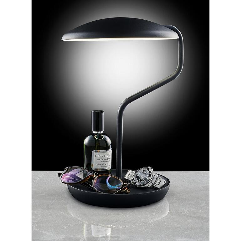 Lampe LED moderne avec accessoires sur une table.