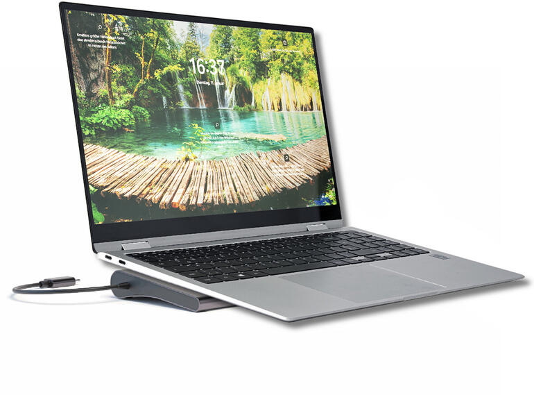 Ordinateur portable avec le hub multi-fonction 11-en-1 sur une table en extérieur.