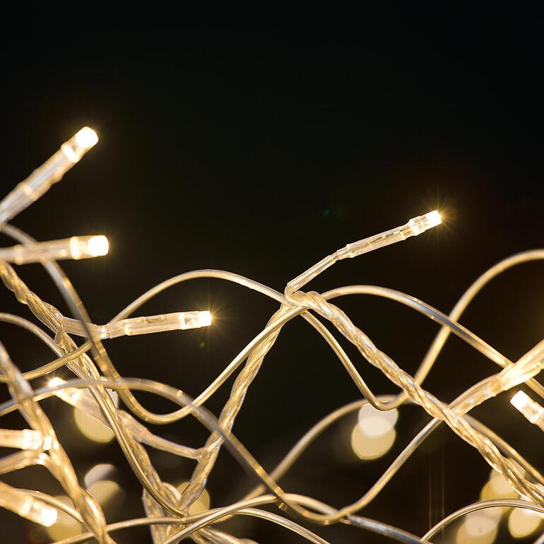 Un point d’attraction scintillant idéal pour votre porte d’entrée. Gros plan des lumières d'une couronne décorative LED.