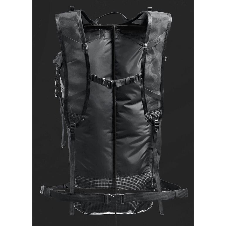 Sac à dos d’extérieur pliable, 22 litres Sac à dos pliable en plein air ouvert vu de face sur fond noir.