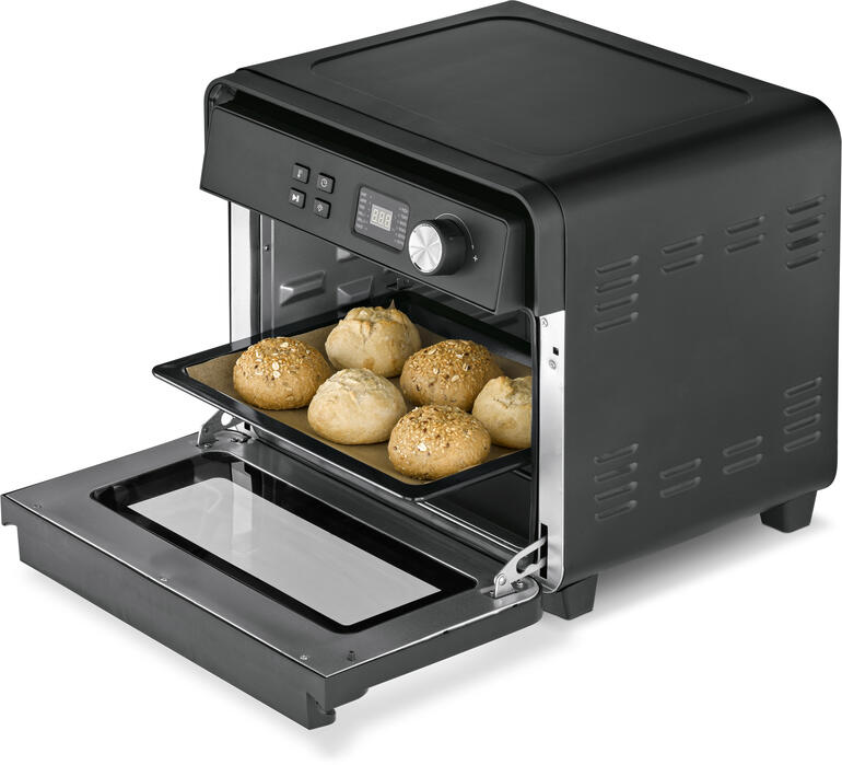 Vous pouvez cuire jusqu’à 6 petits pains en même temps sur un espace minimal, avec la plaque de four incluse. Friteuse à air chaud CASO AirFry Chef 1700 avec une plaque à pâtisserie remplie, présentée ouverte.