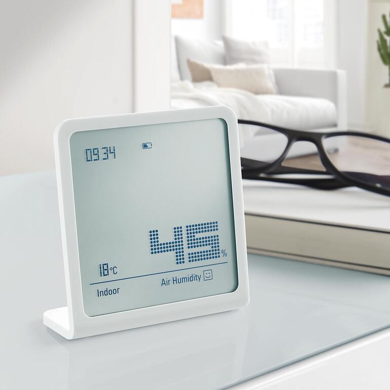 Hygromètre au design carré affichant la température et l'humidité