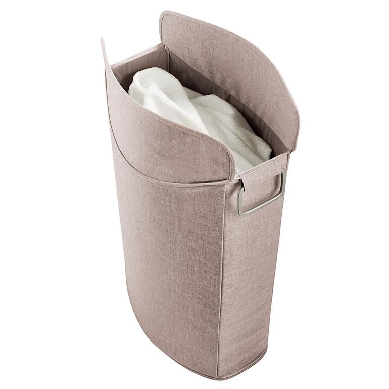 Avec son couvercle rabattable, le panier à linge est vraiment facile à vider et à remplir. Panier à linge beige avec serviette