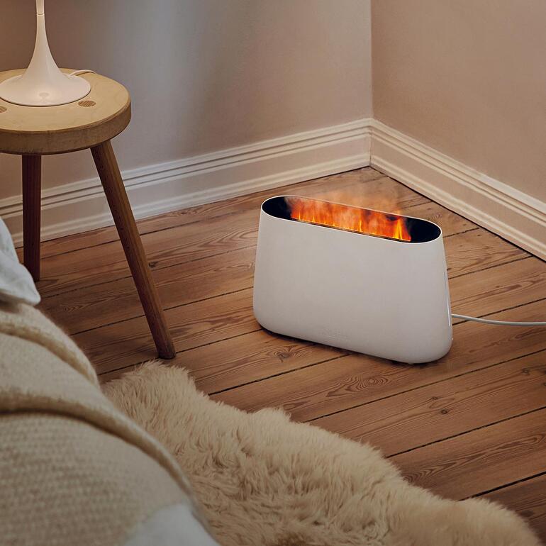 Humidificateur 3-en-1 BEN en blanc dans la chambre, simulant une cheminée.