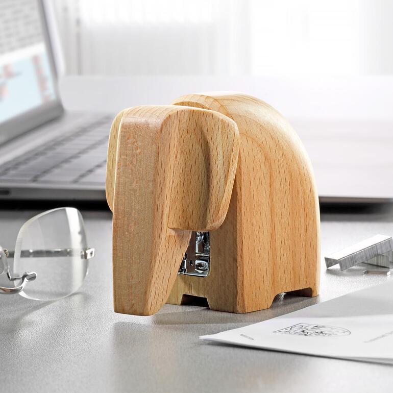 Agrafeuse en bois en forme d'éléphant sur un bureau.