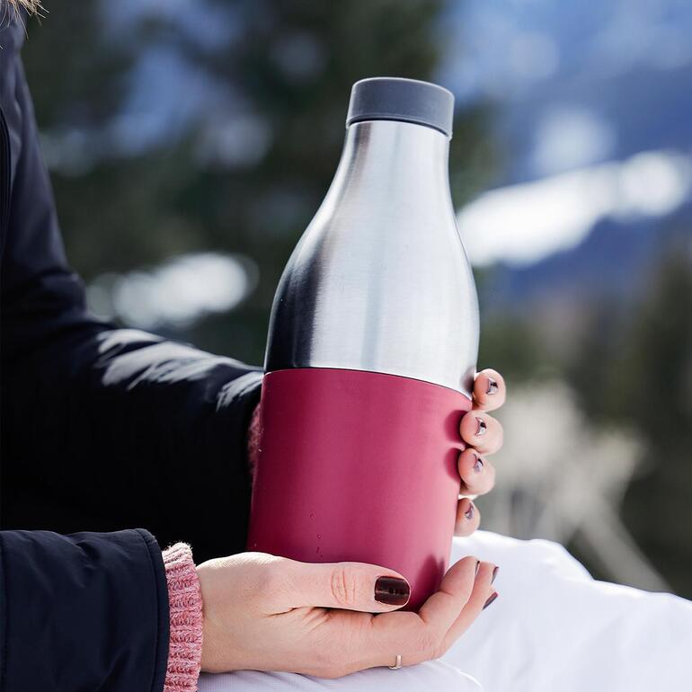 Thermos/boîte repas 2-en-1 Personne tenant le conteneur à lunch 2-en-1 et la bouteille de boisson à l'extérieur.