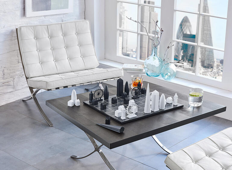 Jeu d'échecs Skyline sur une table dans un espace de vie moderne