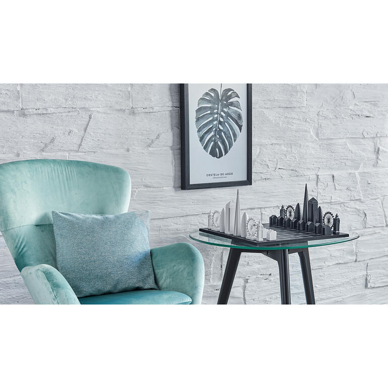 Jeu d'échecs Skyline sur une table avec une chaise moderne et œuvre murale