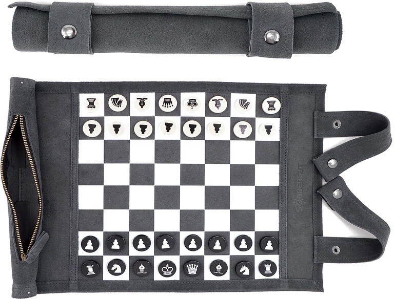 Votre jeu de voyage est roulé en un clin d’œil et se ferme avec deux boutons-pression. Rien ne peut tomber du rouleau. Échiquier de voyage enroulé avec accessoires