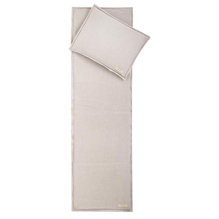 D’un confort extraordinaire avec le coussin assorti et une longueur agréable de 180 cm. Coussin de sauna rembourré avec coussin sur fond blanc.