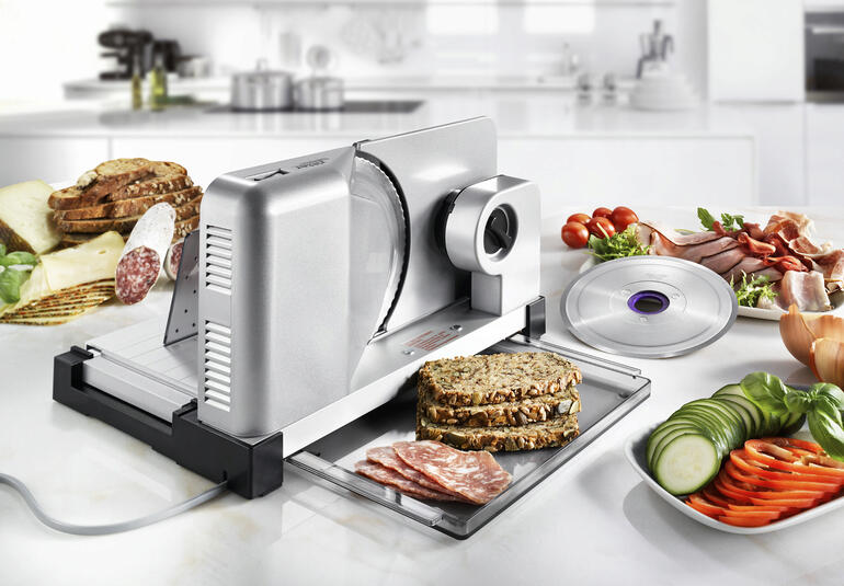 Trancheuse icaro 5 Duo Plus avec différents aliments sur une table.