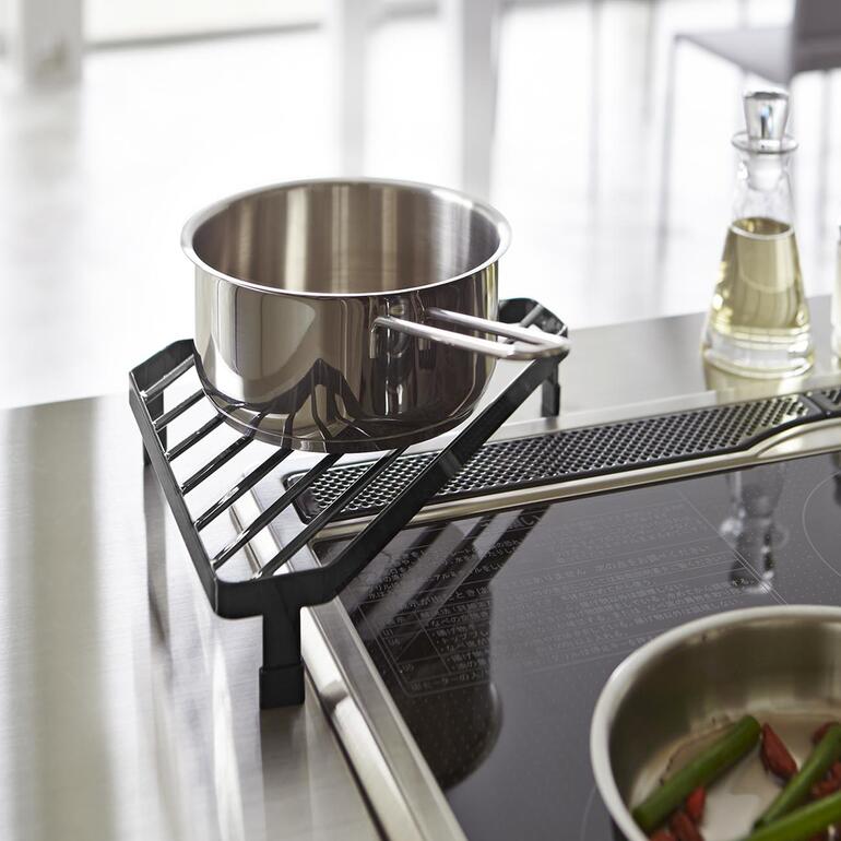 Casserole sur l'étagère d'angle de la cuisinière