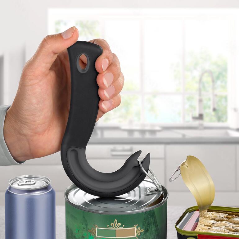 Main tenant un ouvre-boîte à anneau en haut d'une boîte ouverte.