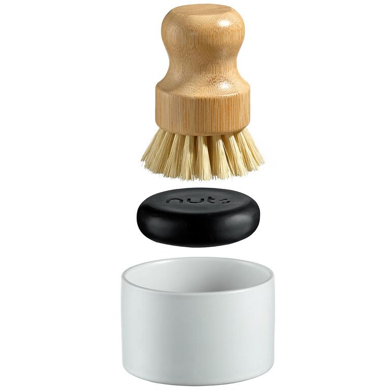 Lʼensemble 3 pièces se compose dʼune brosse en bois à poils naturels, dʼun savon au charbon actif et dʼun porte-savon en porcelaine blanche avec bac amovible. Brosse à vaisselle durable au-dessus de son support et du savon.