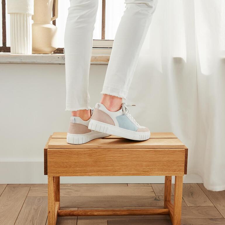 Utilisez le banc à usages variés par exemple en tant que pouf, … Gros plan de chaussures sur un banc Vario