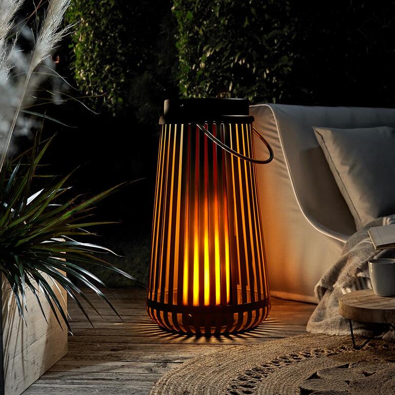 Lanternes solaires avec effet de flamme au crépuscule.