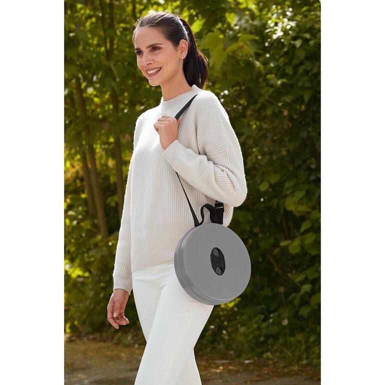 Avec sangle d’épaule pour transporter le tabouret bien confortablement. Femme avec un tabouret télescopique portable