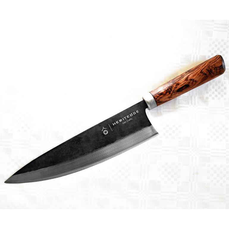 Couteau de cuisine Long Couteau de cuisine en acier au carbone avec manche en bois sur fond blanc