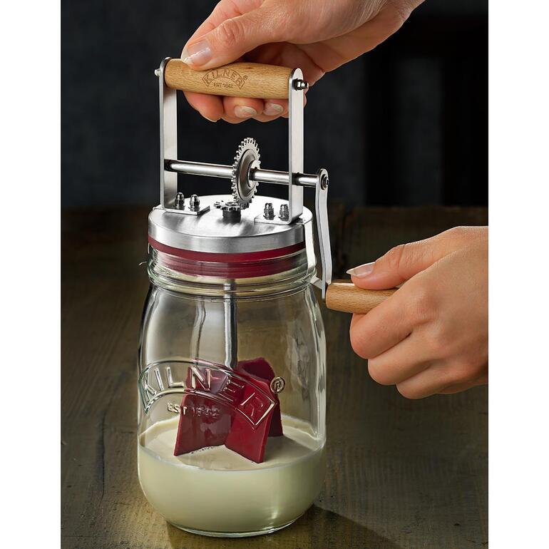 Versez simplement 300 ml de crème dans le pot à beurre en verre et tournez la manivelle pendant 10 minutes env. Manivelle de beurre en cours d'utilisation