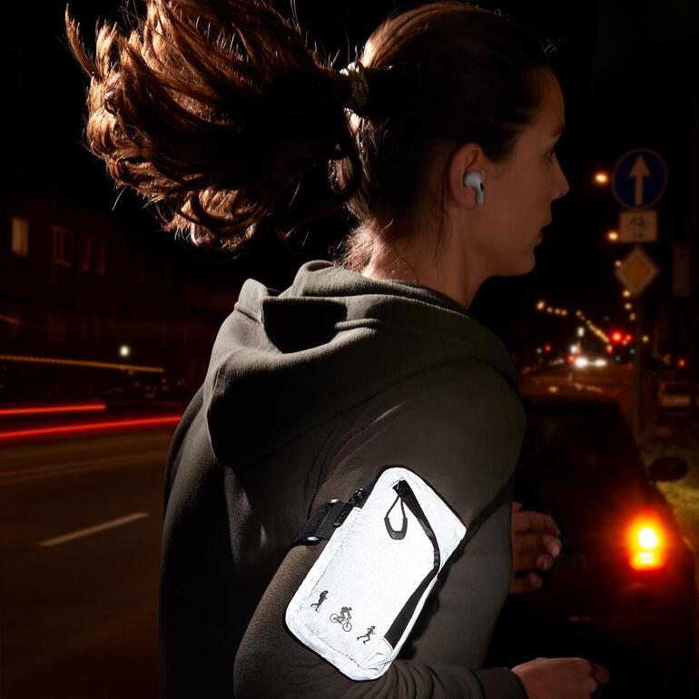 Pochette réfléchissante pendant la course au crépuscule.