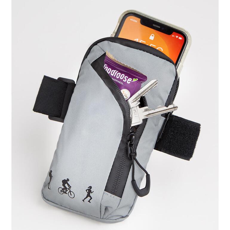 Grâce aux deux pochettes séparées, vous rangez facilement vos clés séparément de votre smartphone, vos cartes, votre argent liquide … Pochette réfléchissante avec un smartphone et des clés à l'intérieur.