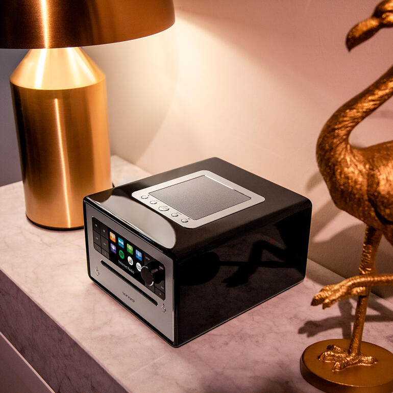 Noir Système de musique compact sonoro ELITE sur une table élégante.