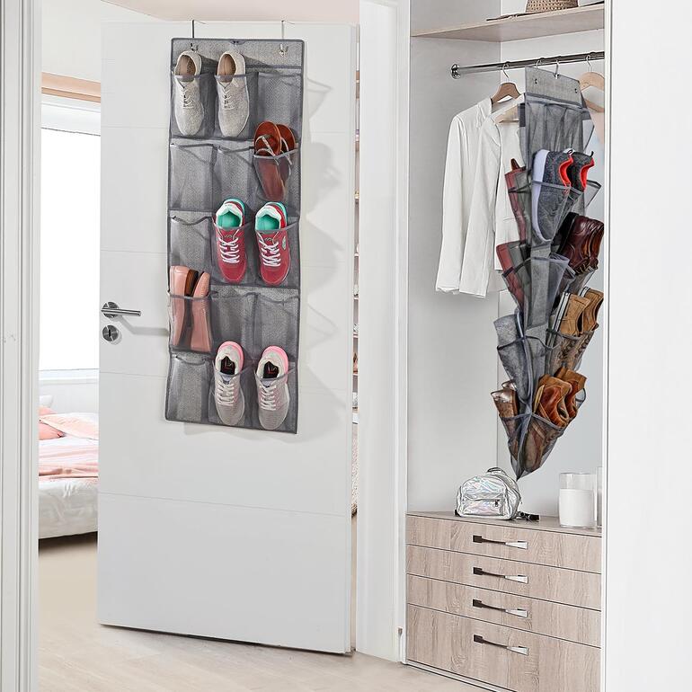 Organisateur de chaussures à deux voies accroché à une porte avec des chaussures dans des compartiments différents.