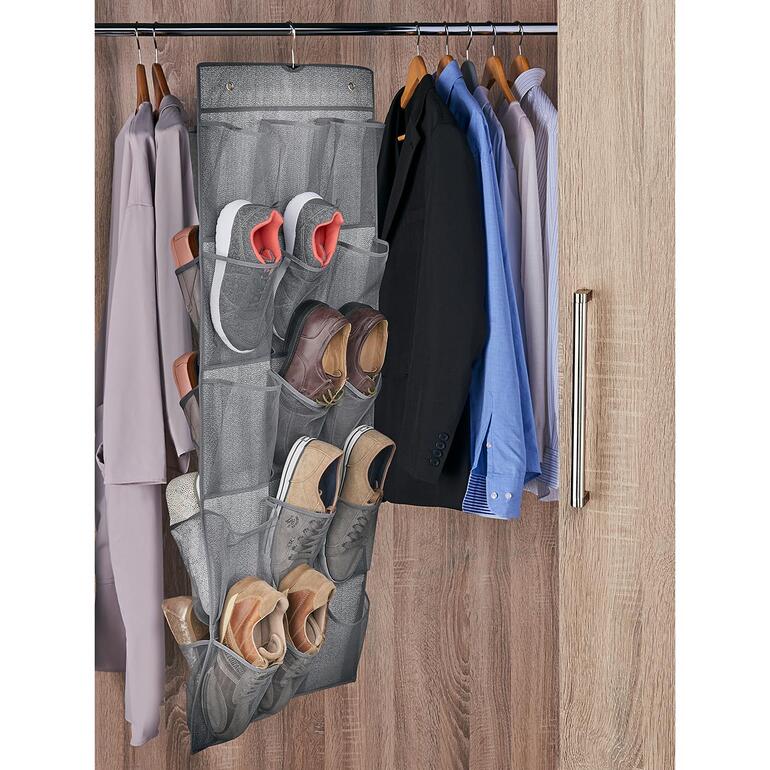 Organiseur pour chaussures à deux faces Organisateur de chaussures à double sens suspendu dans un placard avec différentes chaussures.