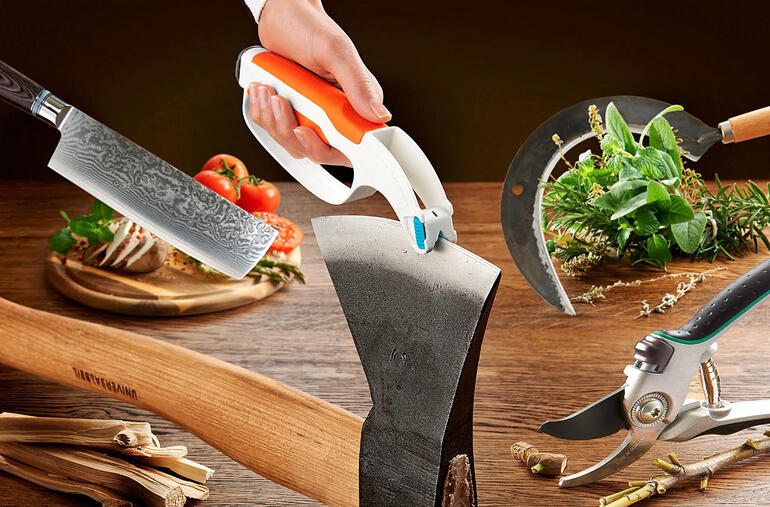 Divers couteaux en acier inoxydable et pelles avec affuteur.