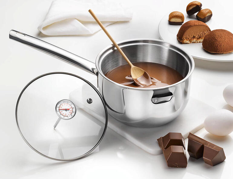 Casserole en acier inoxydable avec couvercle en verre et ustensiles de cuisine